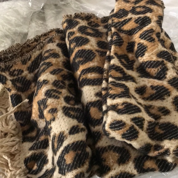 New! Cashmere Leopard Blanket Scarf - Picture 8 of 8